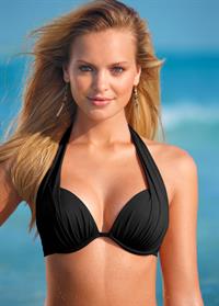 Elisandra Tomacheski in a bikini