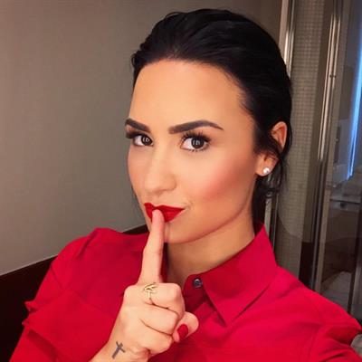 Demi Lovato taking a selfie