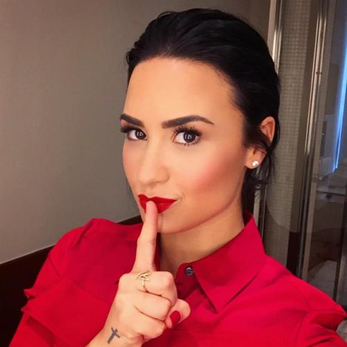 Demi Lovato taking a selfie
