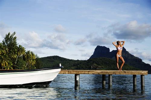 Elyse Knowles in a bikini