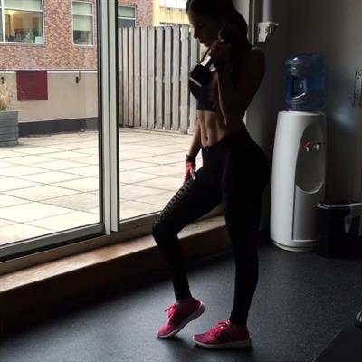 Jen Selter taking a selfie