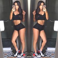 Jen Selter taking a selfie