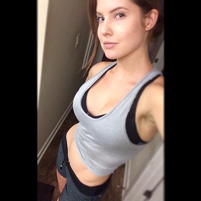 Amanda Cerny taking a selfie