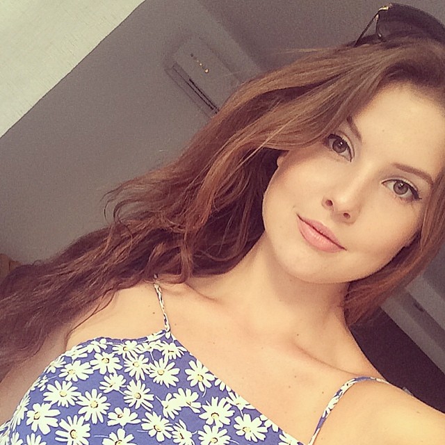 Amanda Cerny taking a selfie