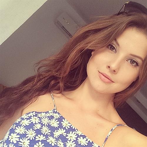 Amanda Cerny taking a selfie