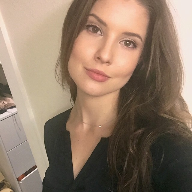 Amanda Cerny taking a selfie
