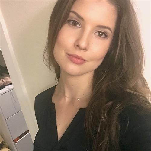 Amanda Cerny taking a selfie