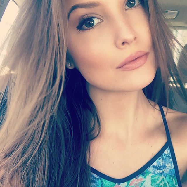 Amanda Cerny taking a selfie