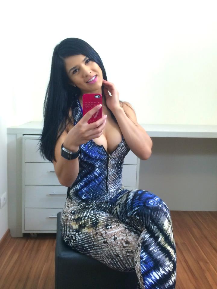 Eva Andressa taking a selfie