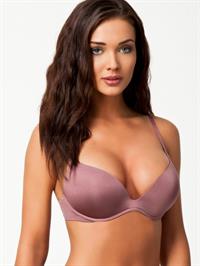 Herika Noronha in lingerie