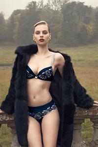 Dioni Tabbers in lingerie