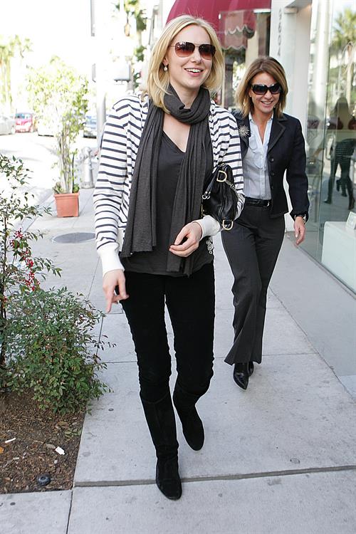 Laura Prepon out for lunch in Beverly Hills December 18, 2009