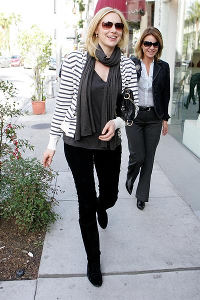 Laura Prepon out for lunch in Beverly Hills December 18, 2009