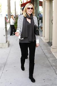 Laura Prepon out for lunch in Beverly Hills December 18, 2009