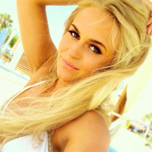 Anna Nyström taking a selfie