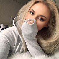 Anna Nyström taking a selfie