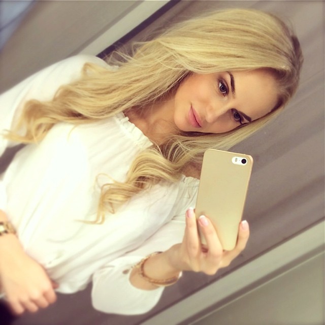 Anna Nyström taking a selfie