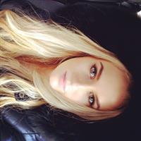 Anna Nyström taking a selfie