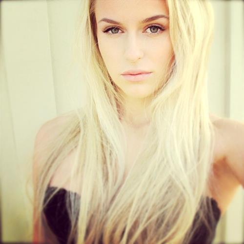 Anna Nyström taking a selfie