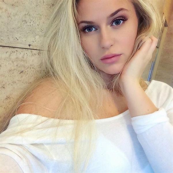 Anna Nyström taking a selfie