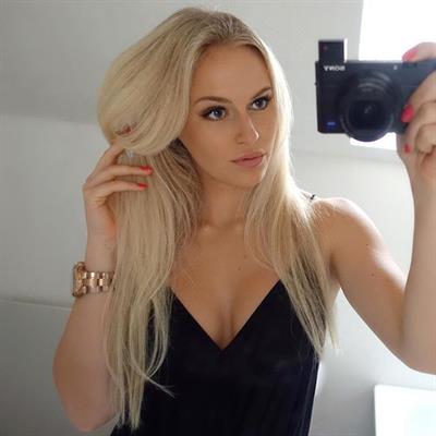 Anna Nyström taking a selfie