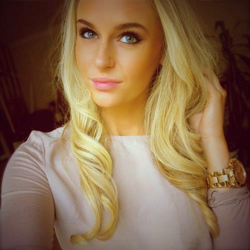 Anna Nyström taking a selfie