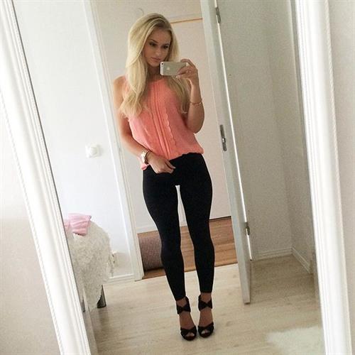 Anna Nyström taking a selfie