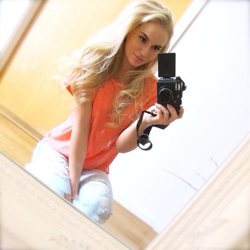 Anna Nyström taking a selfie