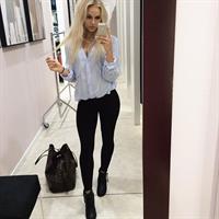 Anna Nyström taking a selfie