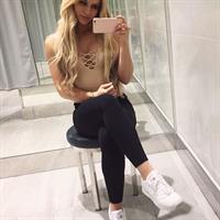 Anna Nyström in Yoga Pants taking a selfie