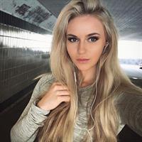 Anna Nyström taking a selfie