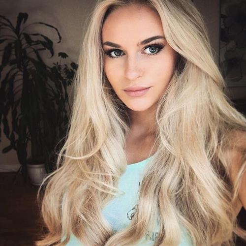 Anna Nyström taking a selfie