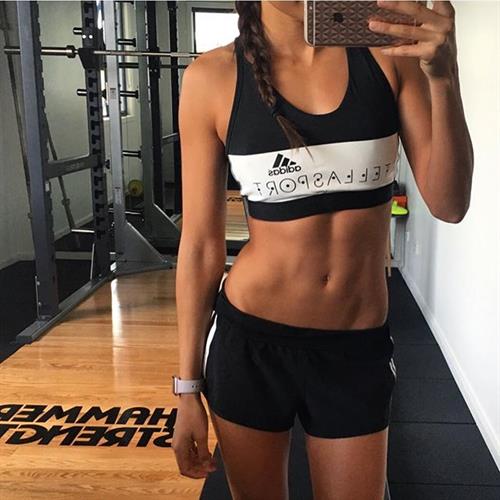 Kayla Itsines taking a selfie