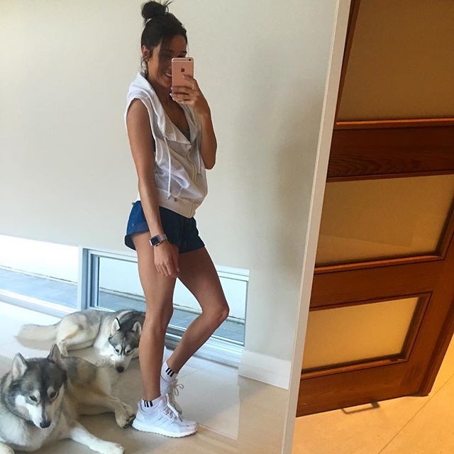 Kayla Itsines taking a selfie