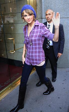 Taylor Swift arriving David Letterman Show October 26, 2010 