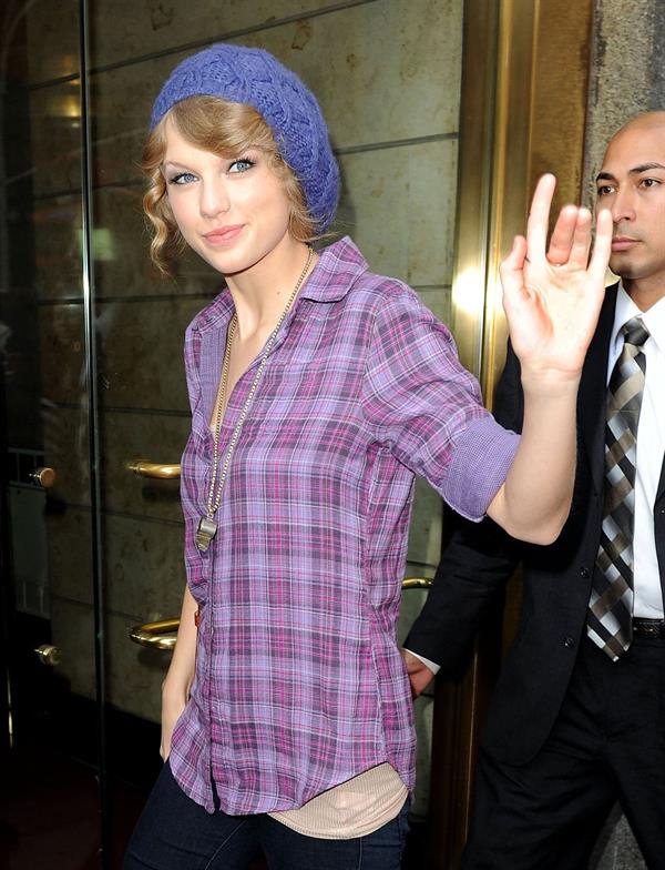 Taylor Swift arriving David Letterman Show October 26, 2010 