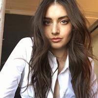 Jessica Clements taking a selfie