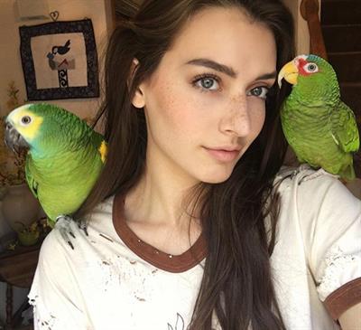 Jessica Clements taking a selfie