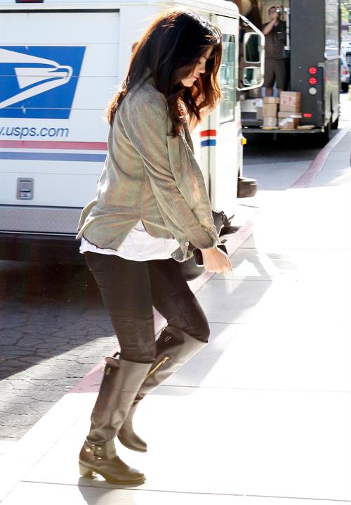 Selena Gomez leaving the ER in Los Angeles November 19, 2012 
