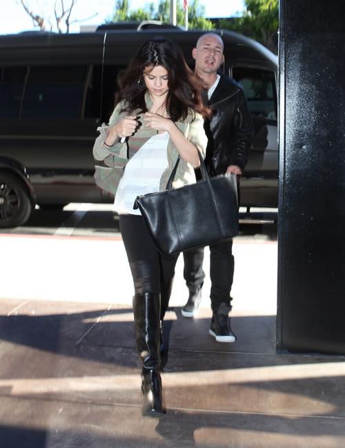 Selena Gomez Pictures Selena Gomez leaving the ER in Los Angeles November 19, 2012
