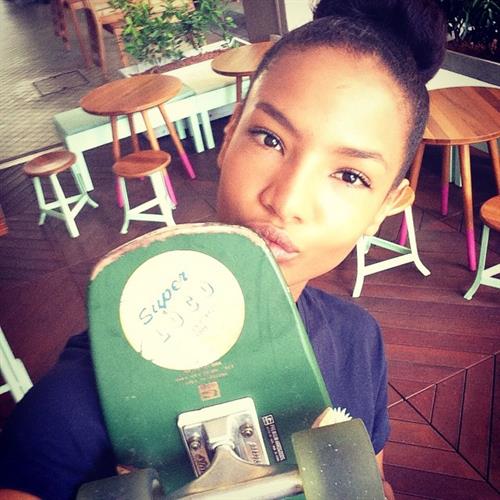 Ariela Oliveira taking a selfie