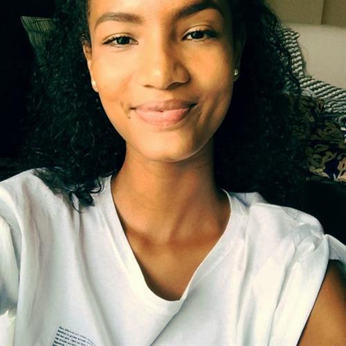 Ariela Oliveira taking a selfie