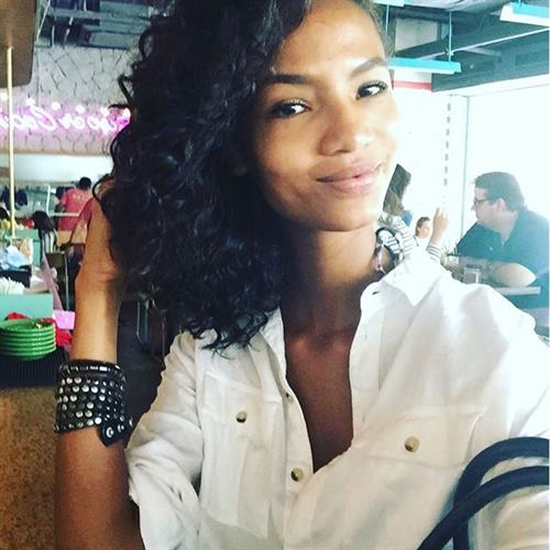 Ariela Oliveira taking a selfie