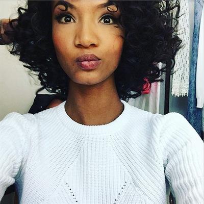 Ariela Oliveira taking a selfie