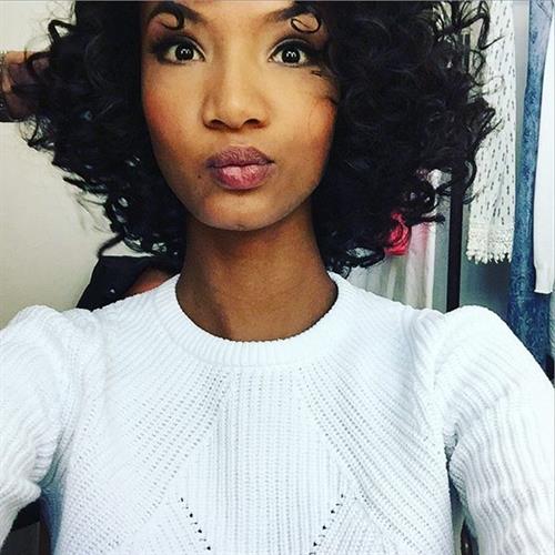 Ariela Oliveira taking a selfie