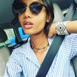 Ariela Oliveira taking a selfie