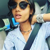 Ariela Oliveira taking a selfie