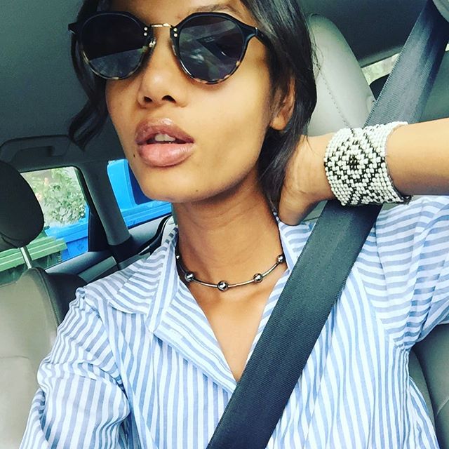 Ariela Oliveira taking a selfie