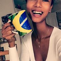 Ariela Oliveira taking a selfie