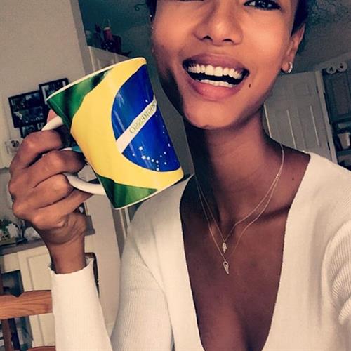 Ariela Oliveira taking a selfie